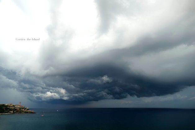 L'image du jour : Bastia, orage sur la ville