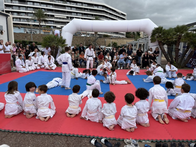 Les jeunes licenciés du judo-club bastiais s'apprêtent à faire leur démonstration. Les jeunes licenciés du judo-club bastiais s'apprêtent à faire leur démonstration.