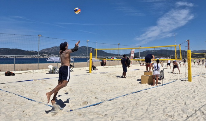 Les équipes de France de beach volley en stage à Porticcio avant les JO de Paris 2024 Les équipes de France de beach volley en stage à Porticcio avant les JO de Paris 2024