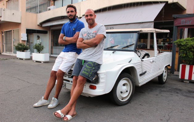 F. Begeorgi incù u so cumpari Antoine, è a so Mehari, davantu à u so caffè favuritu (O.C.) F. Begeorgi incù u so cumpari Antoine, è a so Mehari, davantu à u so caffè favuritu (O.C.)