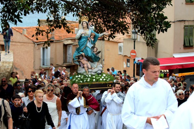 La statue de la Vierge Marie portée en procession à Calvi La statue de la Vierge Marie portée en procession à Calvi