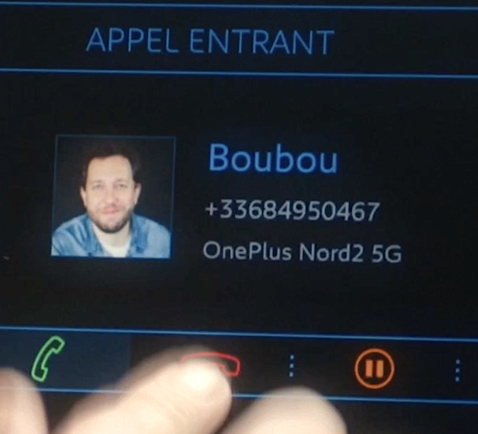 Au volant, ni appel, ni message, ni réseaux sociaux - Et si nous transmettions la bonne attitude ? Au volant, ni appel, ni message, ni réseaux sociaux - Et si nous transmettions la bonne attitude ?