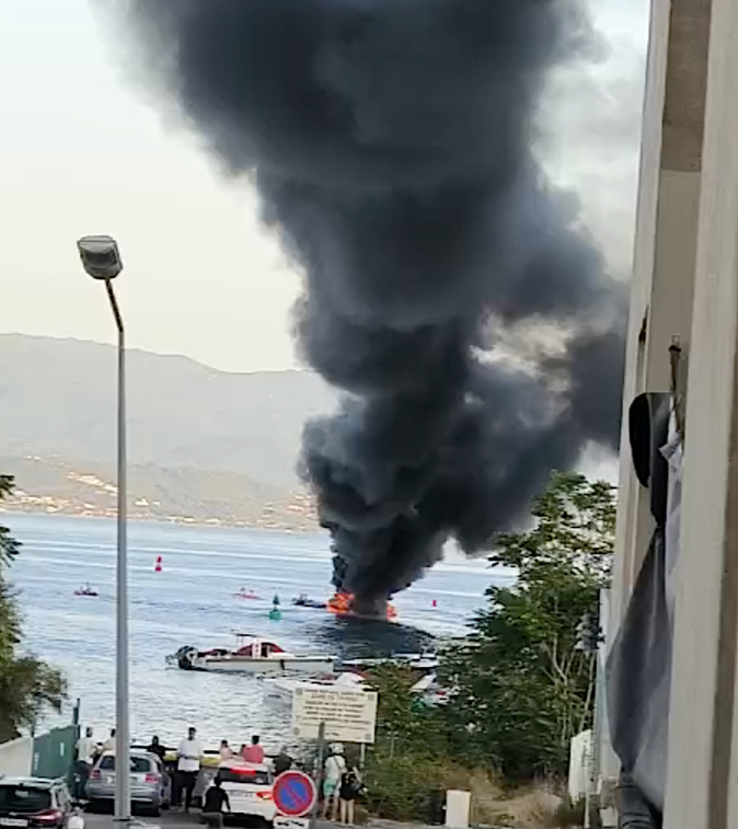 EN IMAGES - Bateaux en feu dans le golfe d'Ajaccio EN IMAGES - Bateaux en feu dans le golfe d'Ajaccio