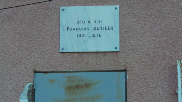 Une plaque à la mémoire de l'un de ses serviteurs rappelle au Casone le début de l'aventure du rugby à cet endroit