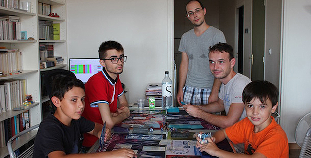 Sylvain et Robin en compagnie de trois autres joueurs de haut niveau de TCG Pokémon, lors du training camp organisé chez eux à Ajaccio