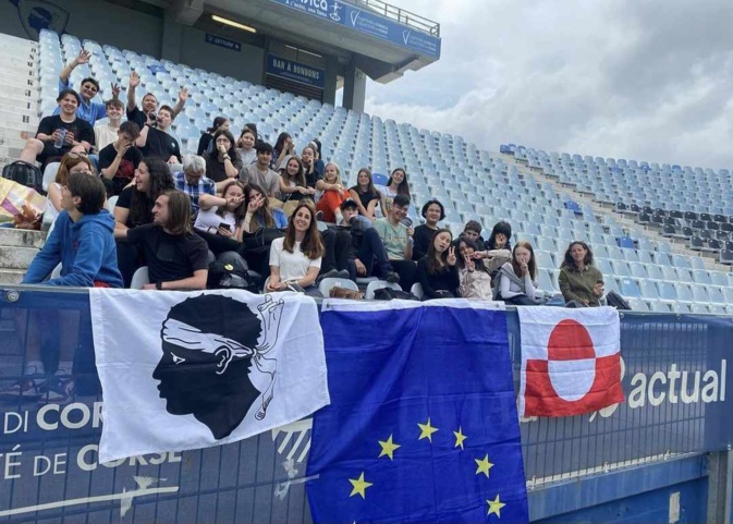 Eleves inuits et corses au stade Armand-Cesari à Furiani Eleves inuits et corses au stade Armand-Cesari à Furiani