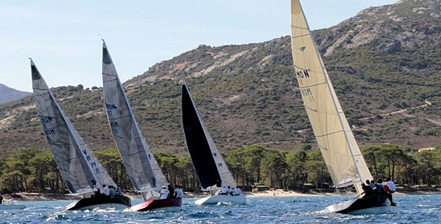 Les Smeralda 888 du Yacht Club de Monaco régatent dans la baie de Calvi
