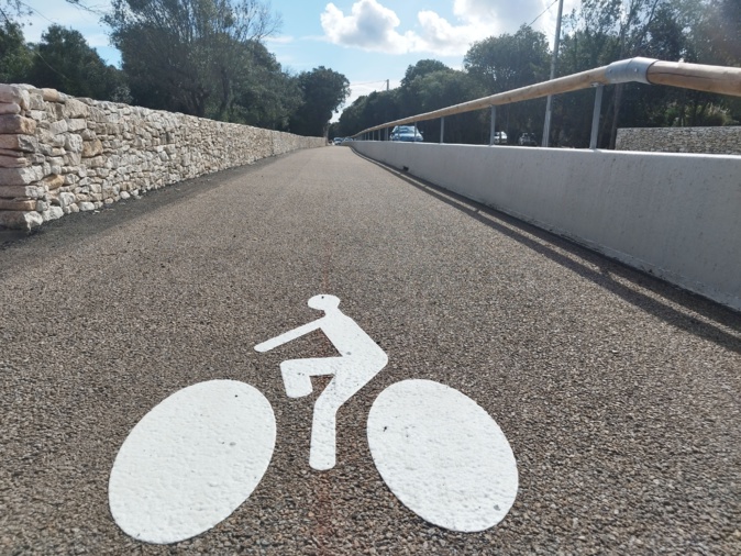 L'une des rares pistes réservées aux vélos dans l'Extrême-Sud, à Bonifacio. L'une des rares pistes réservées aux vélos dans l'Extrême-Sud, à Bonifacio.