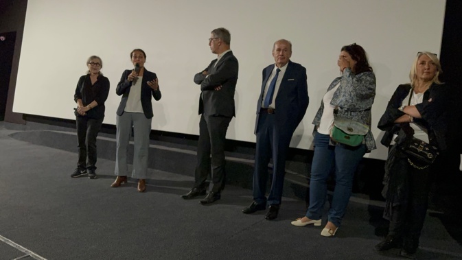 Le maire de Bastia, Pierre Savelli, accompagné de plusieurs adjoints et du député Paul-André Colombani, a assisté discrètement à la projection, une présence notée parmi les nombreuses personnalités culturelles insulaires présentes dans la foule. Le maire de Bastia, Pierre Savelli, accompagné de plusieurs adjoints et du député Paul-André Colombani, a assisté discrètement à la projection, une présence notée parmi les nombreuses personnalités culturelles insulaires présentes dans la foule.