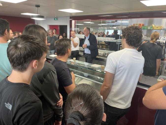 Accueil convivial des apprentis et des chefs d'entreprises par Xavier Luciani autour d'un café. Accueil convivial des apprentis et des chefs d'entreprises par Xavier Luciani autour d'un café.