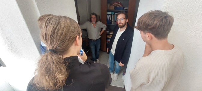 Le CPE Stéphane Goossens et le chargé de mission OPRA Enzo Aregay, questionnent les premiers élèves ayant accompli tout le jeu de piste Le CPE Stéphane Goossens et le chargé de mission OPRA Enzo Aregay, questionnent les premiers élèves ayant accompli tout le jeu de piste