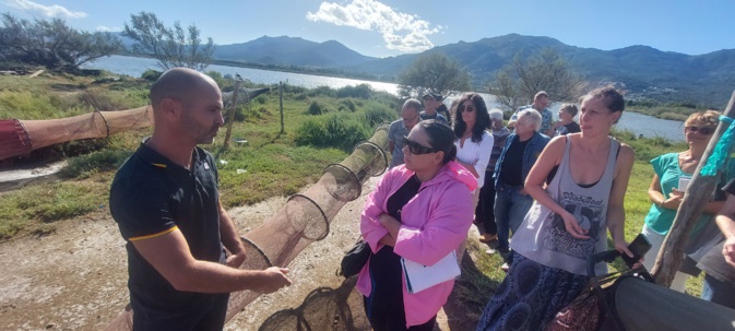 Michel Guerrini, Patron-pêcheur, avec ses filets en arrière plan, s'adresse au grand public Michel Guerrini, Patron-pêcheur, avec ses filets en arrière plan, s'adresse au grand public