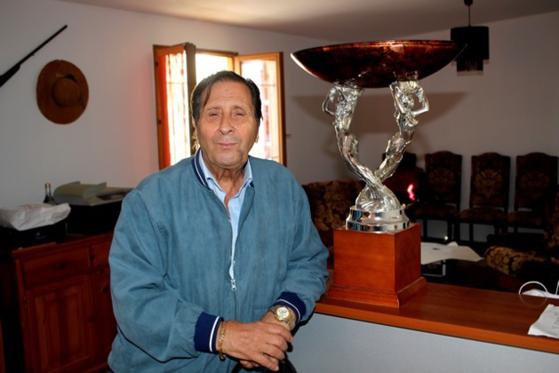 Mathiey Casanova devant le trophée Mathiey Casanova devant le trophée