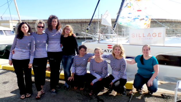 Nathalie Ille (3ème à partir de la gauche), son équipage et l'équipe du "Marinu" Nathalie Ille (3ème à partir de la gauche), son équipage et l'équipe du "Marinu"