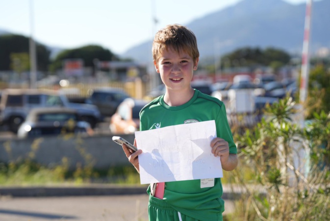 Un jeune fan qui espérait une photo avec son idole Un jeune fan qui espérait une photo avec son idole