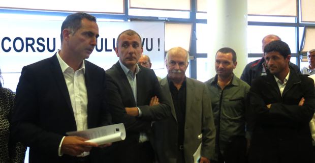 Le maire de Bastia et conseiller territorial sortant, Gilles Simeoni, leader d'Inseme per a Corsica, entouré des conseillers sortants,  Jean-Christope Angelini, leader du PNC, Jean Biancucci, leader de la Chjama, Hyacinthe Vanni et Jean Félix Acquaviva, secrétaire général d'Inseme per a corsica.