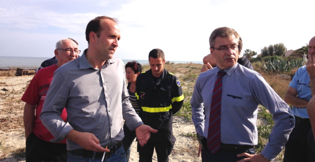 Le maire de Penta-di-Casinca, Yannick Castelli, et le préfet de Haute-Corse, Alain Thirion, sur la plage de San Pellegrino.