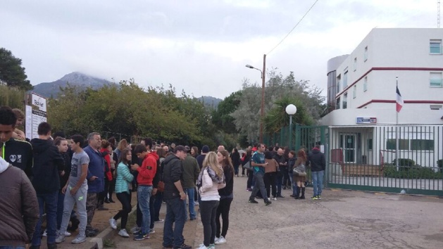 Deux lycéens interpellés ce matin à L'Ile-Rousse. Rassemblement devant la gendarmerie ce soir Deux lycéens interpellés ce matin à L'Ile-Rousse. Rassemblement devant la gendarmerie ce soir