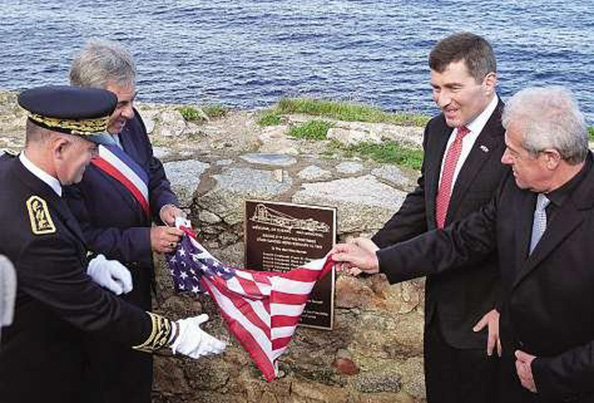 Le 11 novembre 2012, l'Ambassadeur des Etats-Unis dévoilant à Calvi une plaque en hommage aux victimes du B17 abattu en 1944 au pied de la citadelle de Calvi