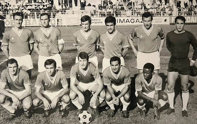 Le SC Bastia de Meklhoufi (4e accroupi à partir de la gauche): de sacrés noms à Furiani ((@cni)) Le SC Bastia de Meklhoufi (4e accroupi à partir de la gauche): de sacrés noms à Furiani ((@cni))