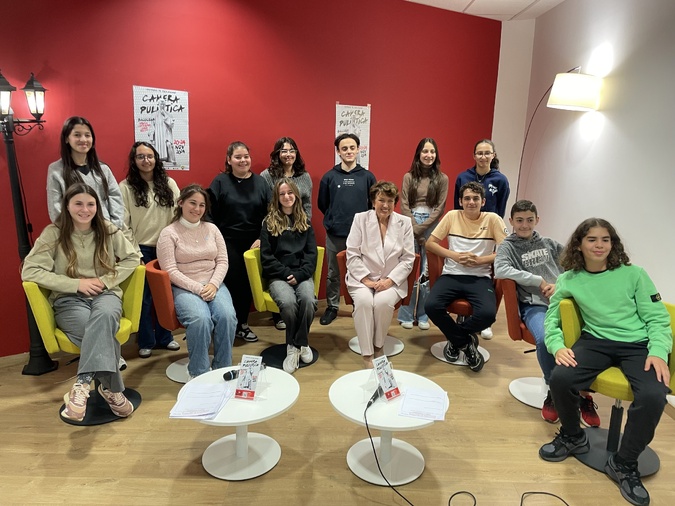 Roselyne Bachelot et les collégiens de Biguglia. Roselyne Bachelot et les collégiens de Biguglia.