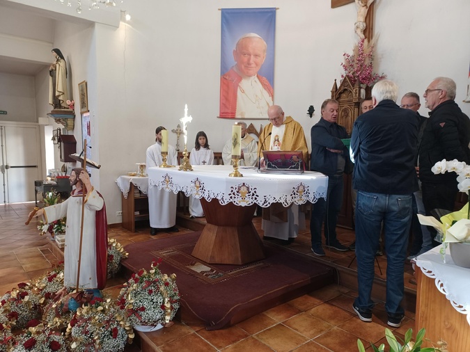 Devant l'autel la statue du Christ Roi réhaussé d'un beau parterre de fleurs. Devant l'autel la statue du Christ Roi réhaussé d'un beau parterre de fleurs.