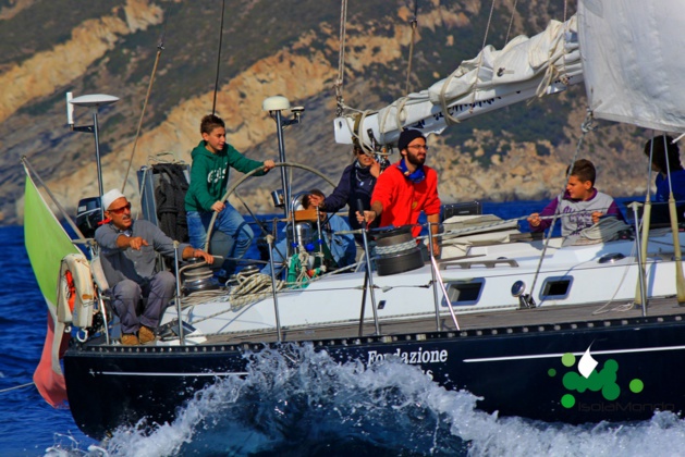 Le vent gonfle les voiles d'Isolamondo entre l'Ile d'Elbe et la Corse