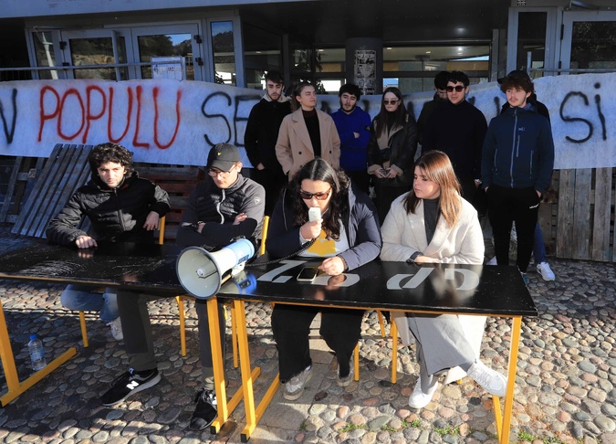L’Unione di a Ghjuventù en Lotta réitère ses revendications pour la cooficialité de la langue corse mais appelle au calme L’Unione di a Ghjuventù en Lotta réitère ses revendications pour la cooficialité de la langue corse mais appelle au calme