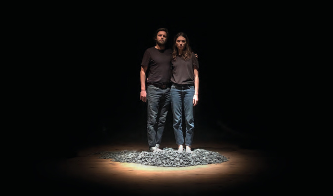 Letizia et Matéo, les deux personnages au centre de la pièce Quand viendra la vague. Letizia et Matéo, les deux personnages au centre de la pièce Quand viendra la vague.