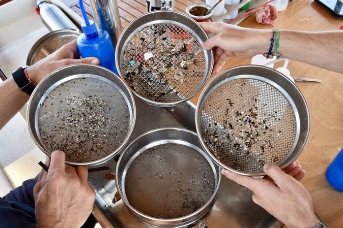 La Méditerranée étouffe sous les microplastiques : des niveaux records au nord de la Corse La Méditerranée étouffe sous les microplastiques : des niveaux records au nord de la Corse