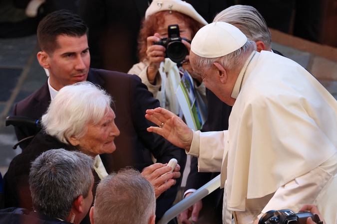 Le pape salue Jeanne Mari, (108 ans) la doyenne ajaccienne (Pascal Pochard-Casabianca AFP) Le pape salue Jeanne Mari, (108 ans) la doyenne ajaccienne (Pascal Pochard-Casabianca AFP)