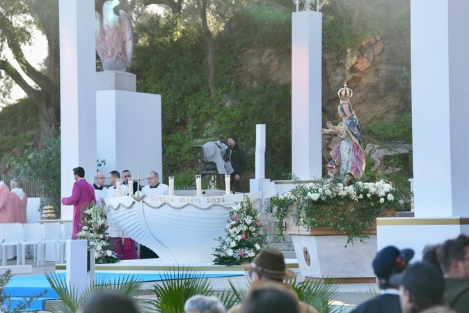 Au Casone et place Miot, près de 20 000 fidèles rassemblés pour accueillir le Pape François Au Casone et place Miot, près de 20 000 fidèles rassemblés pour accueillir le Pape François