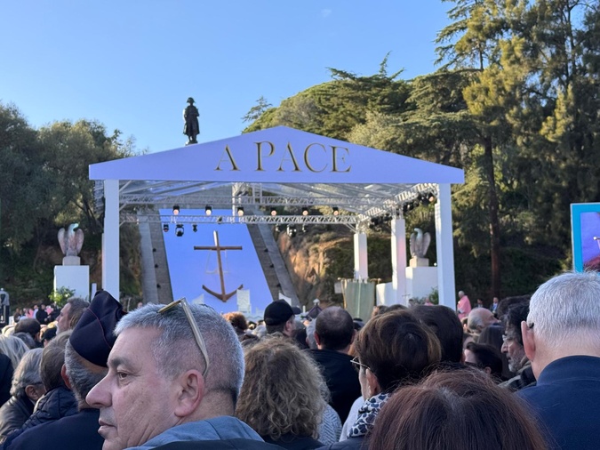 Au Casone et place Miot, près de 20 000 fidèles rassemblés pour accueillir le Pape François Au Casone et place Miot, près de 20 000 fidèles rassemblés pour accueillir le Pape François