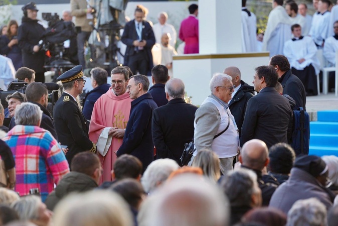 Au Casone et place Miot, près de 20 000 fidèles rassemblés pour accueillir le Pape François Au Casone et place Miot, près de 20 000 fidèles rassemblés pour accueillir le Pape François