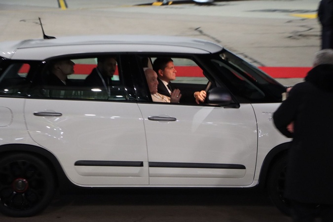 Pape François et Macron : l'accolade avant un entretien privé à l'aéroport d'Ajaccio Pape François et Macron : l'accolade avant un entretien privé à l'aéroport d'Ajaccio