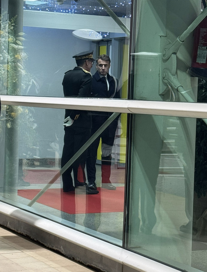 Pape François et Macron : l'accolade avant un entretien privé à l'aéroport d'Ajaccio Pape François et Macron : l'accolade avant un entretien privé à l'aéroport d'Ajaccio