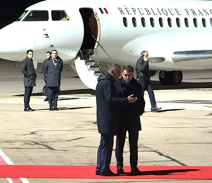 Pape François et Macron : l'accolade avant un entretien privé à l'aéroport d'Ajaccio Pape François et Macron : l'accolade avant un entretien privé à l'aéroport d'Ajaccio