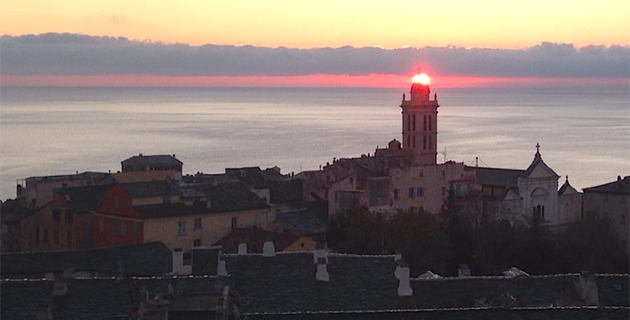 Bastia : Le soleil comme un point sur i sur le clocher de Sainte-Marie