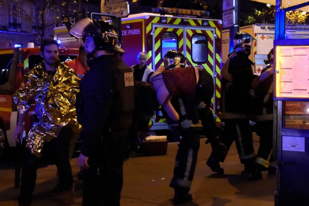 Fusillades à Paris : Des attaques menées en 7 endroits différents. Bilan provisoire : Au moins 120 morts