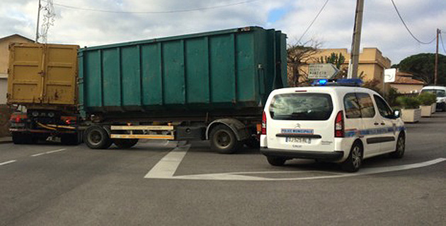 Un camion bloque le centre-ville de Calvi !
