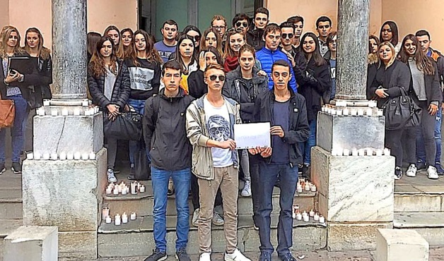 Attentats de Paris : Une marche blanche lycéenne et 138 bougies devant l'église Saint-Jean de Bastia