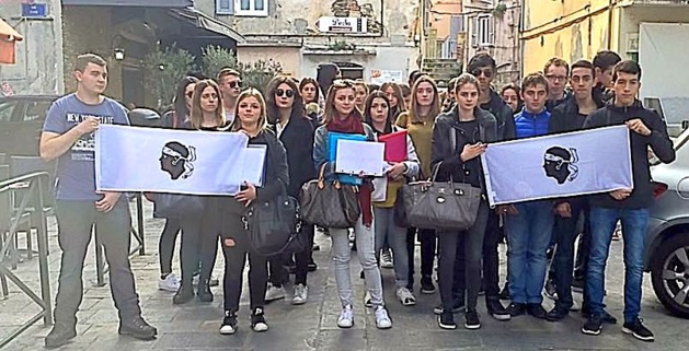 Attentats de Paris : Une marche blanche lycéenne et 138 bougies devant l'église Saint-Jean de Bastia