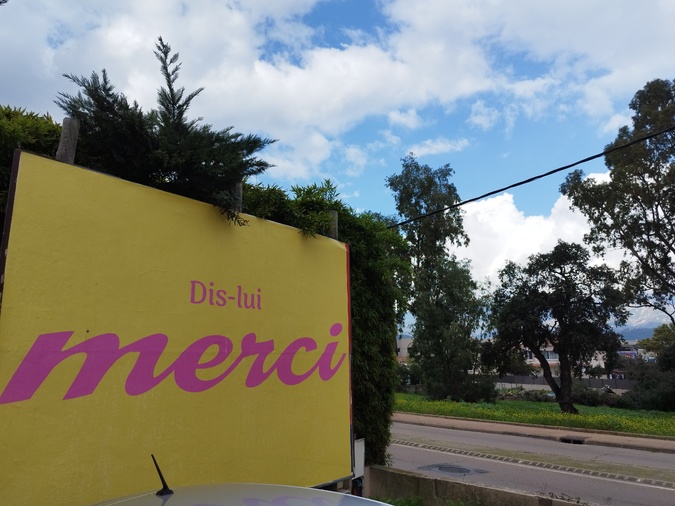 Sur les panneaux publicitaires, Merci Alfonce s'affiche en rose, sur fond jaune. Sur les panneaux publicitaires, Merci Alfonce s'affiche en rose, sur fond jaune.