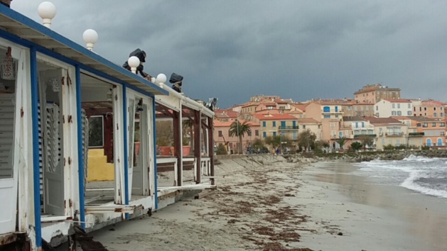 Des dégâts sur la plage de L'Ile-Rousse Des dégâts sur la plage de L'Ile-Rousse