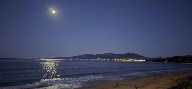 La photo du jour : le ciel, la lune, la mer et le golfe d'Ajaccio La photo du jour : le ciel, la lune, la mer et le golfe d'Ajaccio