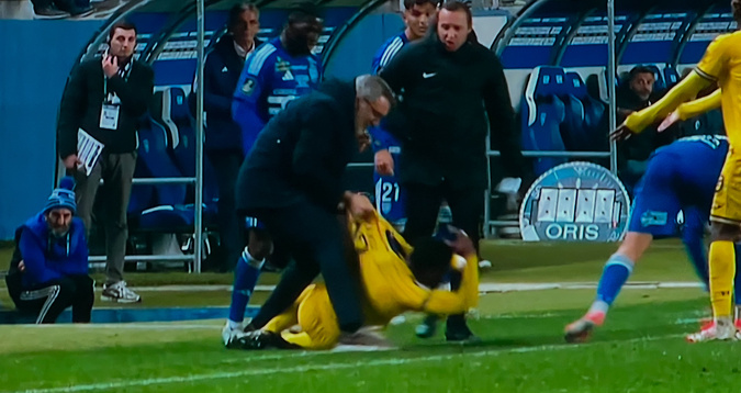 Carton rouge pour Tavenot après son intervention (Doc CNI) Carton rouge pour Tavenot après son intervention (Doc CNI)