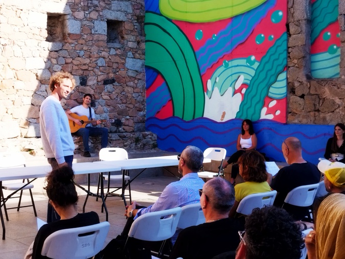 En mai, une maquette de la pièce a été jouée à Portivechju, devant le Bastion de France. En mai, une maquette de la pièce a été jouée à Portivechju, devant le Bastion de France.