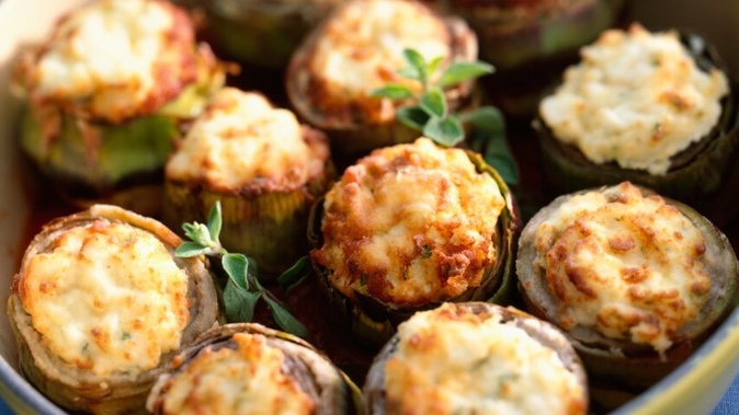 À table : Artichiòchi pieni cù prisuttu e brocciu avec Sabine Cassel-Lanfranchi À table : Artichiòchi pieni cù prisuttu e brocciu avec Sabine Cassel-Lanfranchi