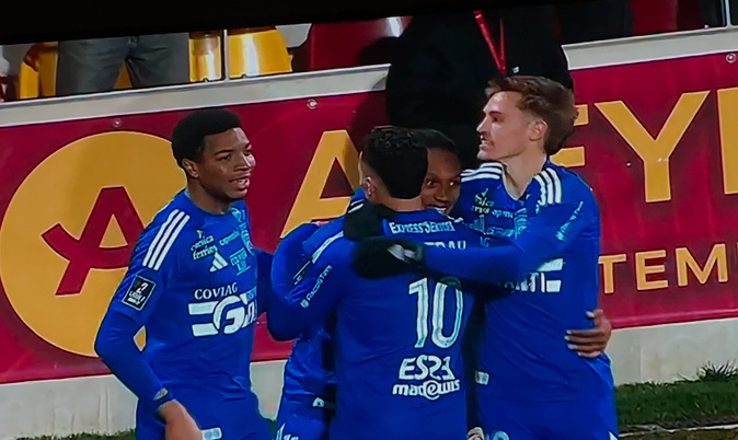 Sebas, Boutrah et Ducrocq félicitent Cissé pour son 6e but de la saison Sebas, Boutrah et Ducrocq félicitent Cissé pour son 6e but de la saison