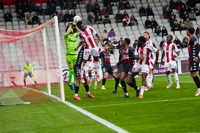 L'AC Ajaccio s'est lourdement incliné à domicile face à Guingamp (photos Paule Santoni) L'AC Ajaccio s'est lourdement incliné à domicile face à Guingamp (photos Paule Santoni)
